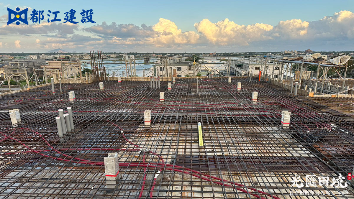 2025_12月15日_9期4樓頂板-太陽能光電板預埋件施作完成
